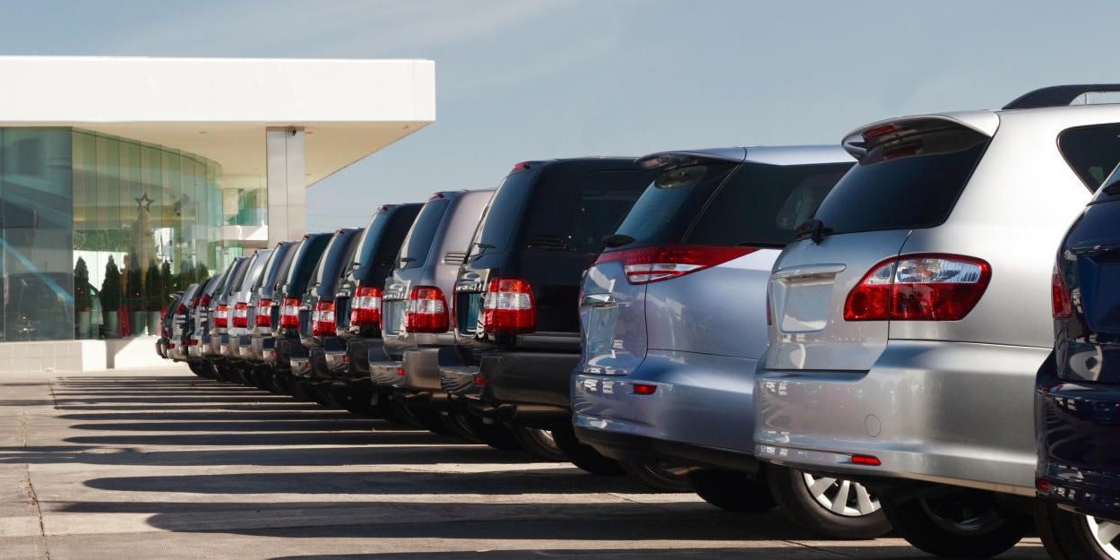 Diebe stahlen Geld aus Autohaus.