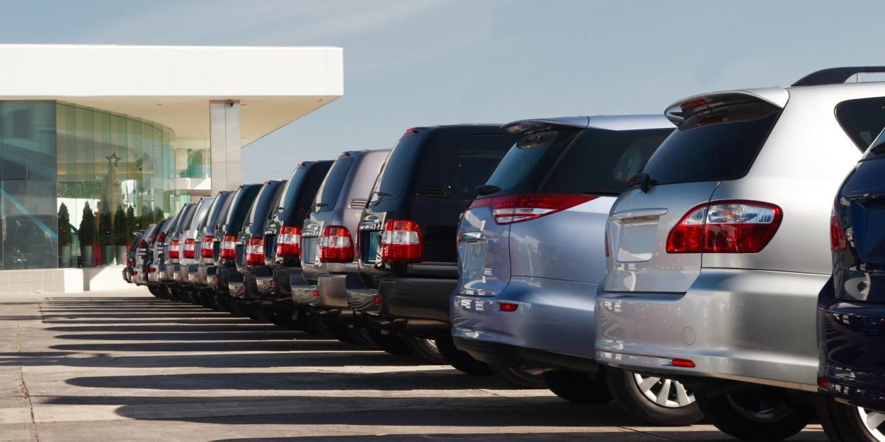 Diebe stahlen Geld aus Autohaus.