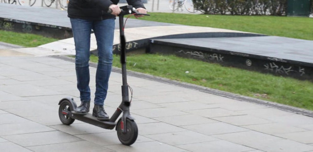 Die Polizei stoppte den E-Scooter-Fahrer.