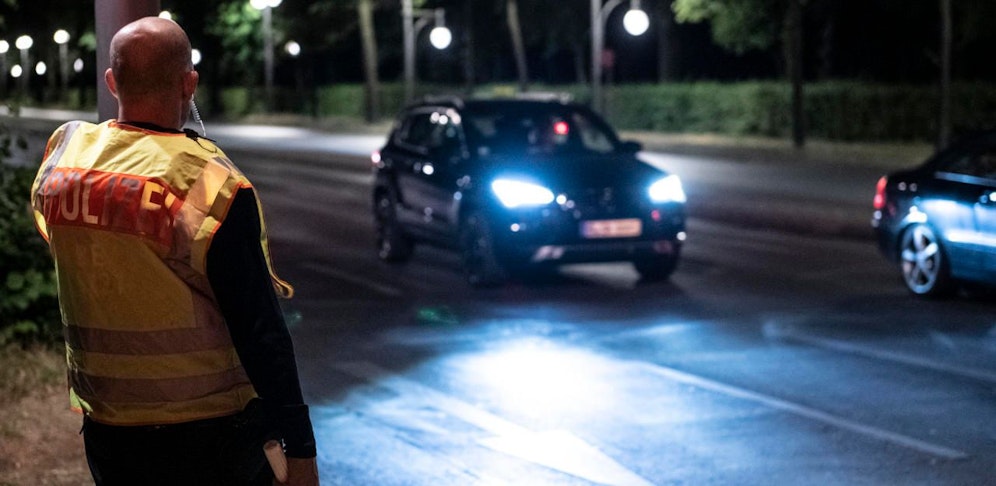 (Symbolbild) Die deutsche Polizei stoppte den Schwerstbetrunkenen auf der deutschen Autobahn A23 in Schleswig-Holstein.