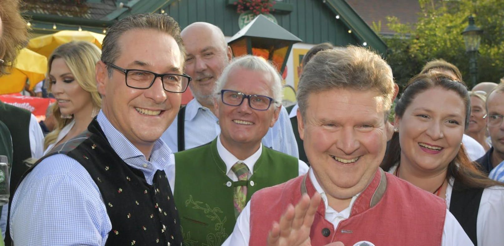 Auf diesem Foto war noch alles in Ordnung zwischen den beiden: Heinz-Christian Strache (FPÖ) und Bürgermeister Michael Ludwig (SPÖ) bei der Eröffnung des Neustifter Kirtags am 17.08.2018.