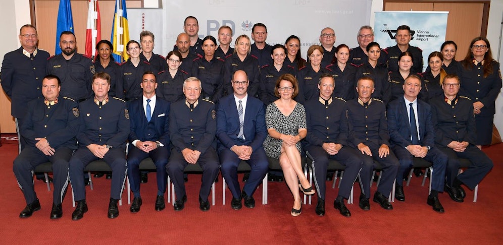 Landesrätin Christiane Teschl-Hofmeister bei der Ausmusterung der ersten GrenzpolizeiassistentInnen für den Flughafen Wien-Schwechat.