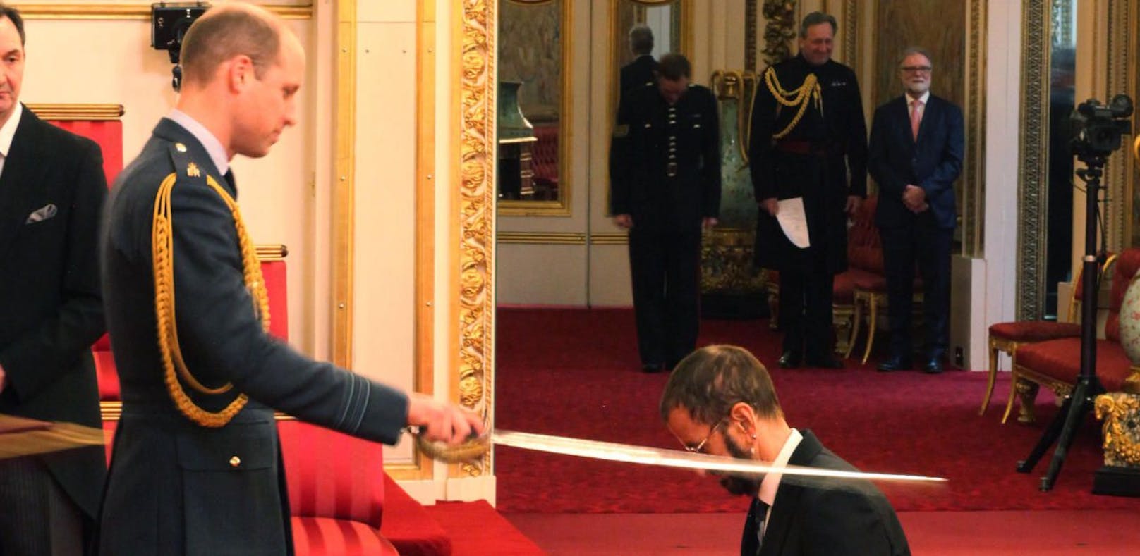 Prinz William schlägt Ringo Starr zum Ritter