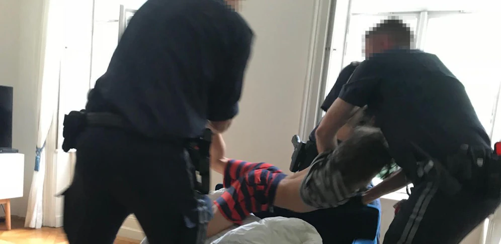Drei Beamte packten den Buben an Armen und Beinen.