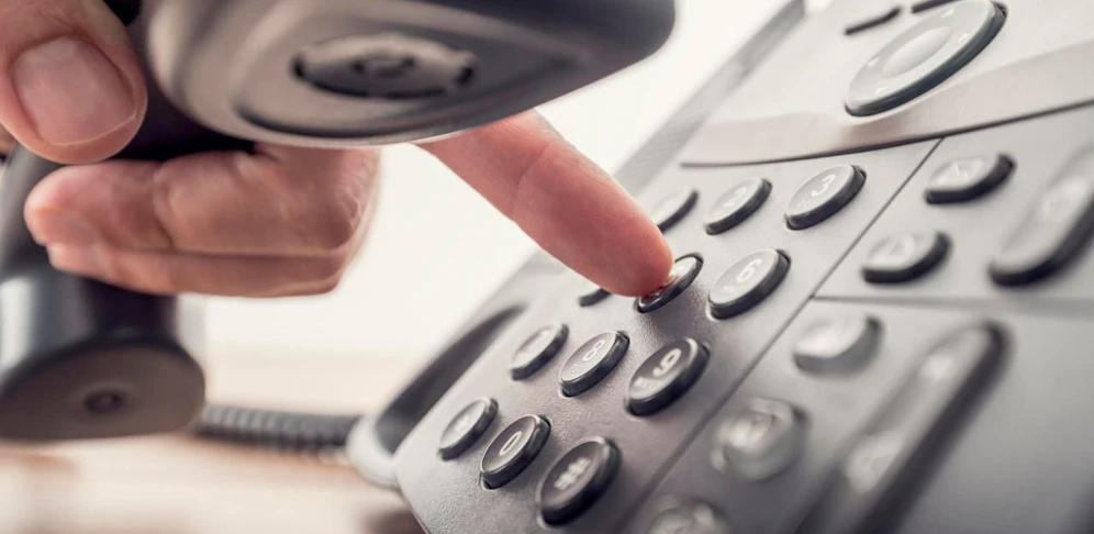 Die Betrüger lockten der Angestellten telefonisch Gutscheincodes heraus (Symbolbild)