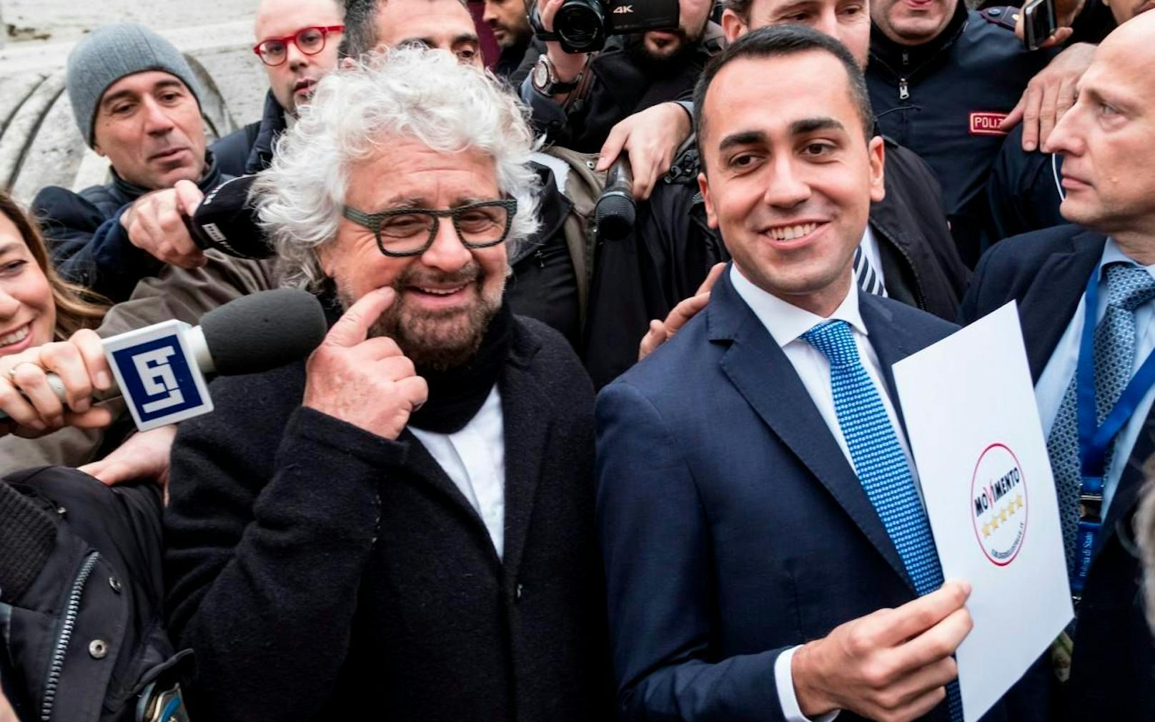Noch lachen sie: &quot;5-Sterne&quot;-Parteichef Luigi Di Maio (re.) und Parteigründer Beppe Grillo bei der Präsentation des Parteilogos im Jänner. 