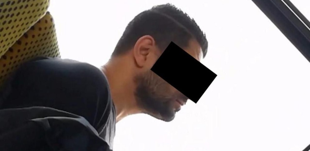 Der Mann hatte sich in der Straßenbahn selbst befriedigt. Nun stellte er sich