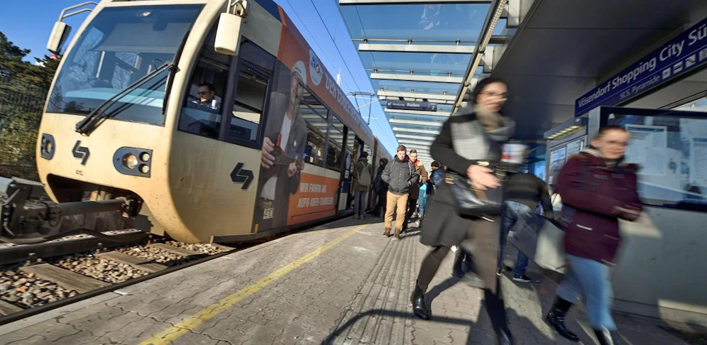 Mit der Badner Bahn staufrei und ohne Stress in die SCS