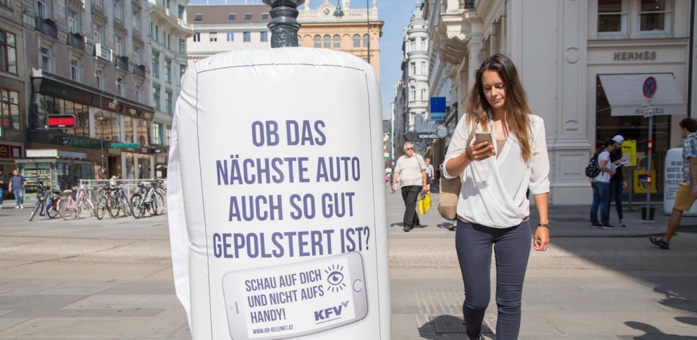 An von Fußgängern stark frequentierten Straßenabschnitten werden Laternenmasten mit weichen Airbags gepolstert.