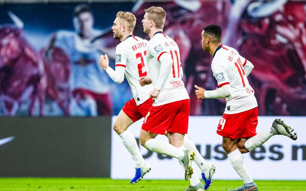 Konrad Laimer bejubelt seinen Treffer.