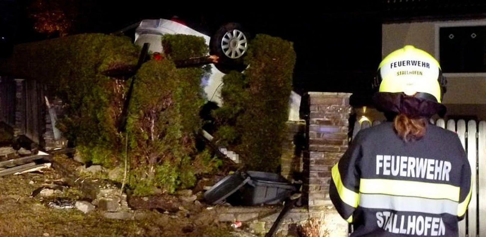 Alkolenker landet nach Überschlag in Hecke