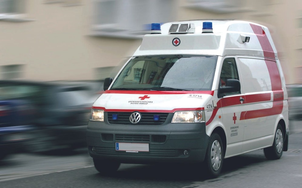 Frau trieb bewusstlos im Fluss: Von Einsatzkräften reanimiert. 