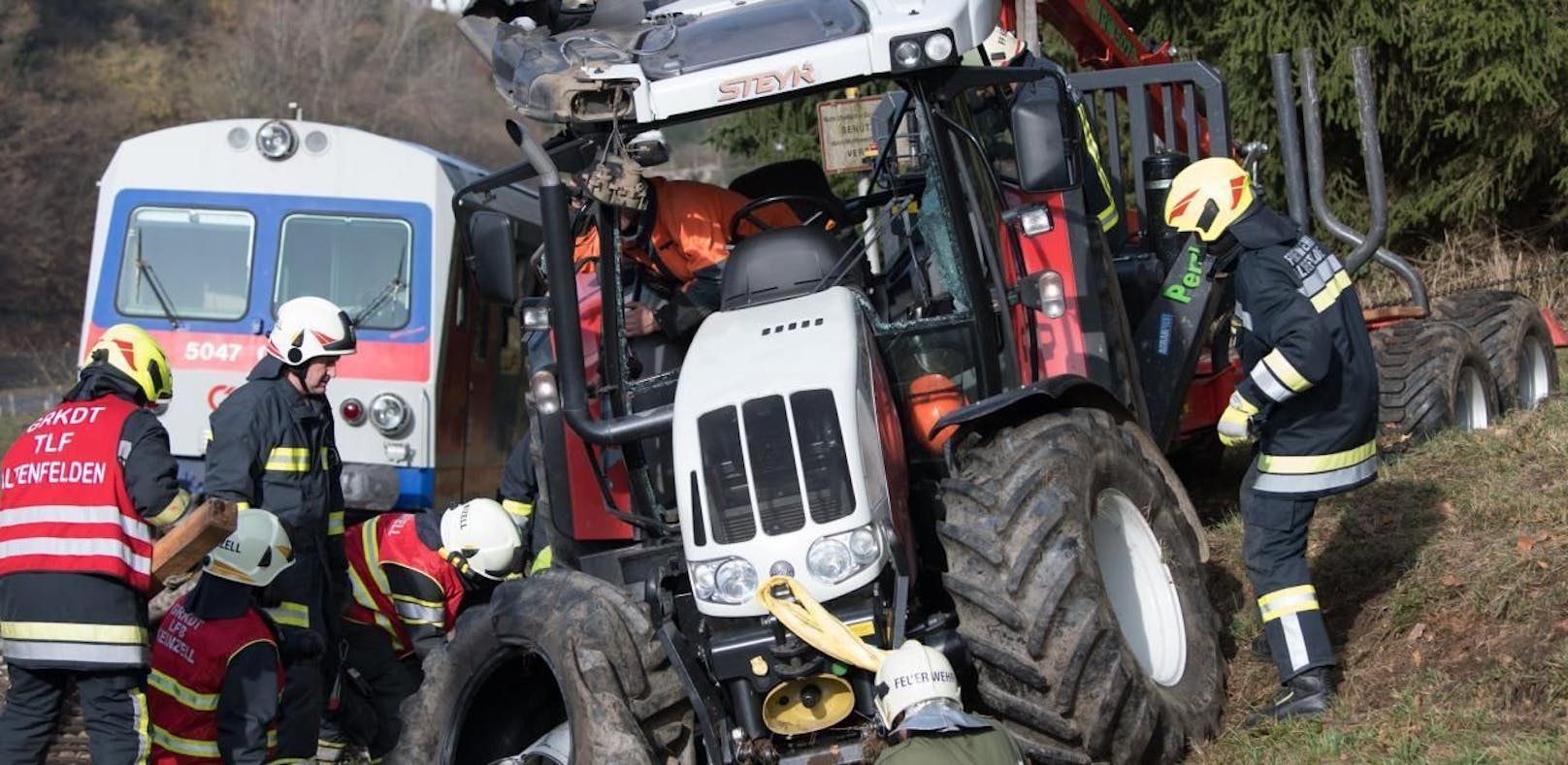 Am Montag kam es in der Steiermark zu einer Kollision zwischen einem Zug und einem Traktor. 