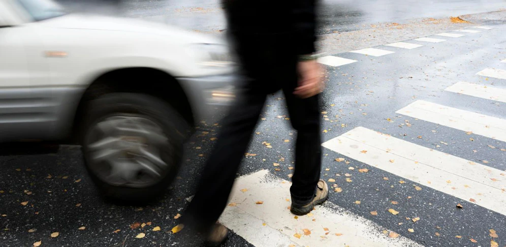 Eine 18-Jährige wurde von einem Pkw angefahren