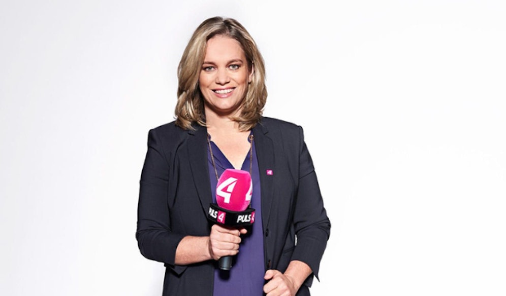 Corinna Milborn stellt den Parteichefs die Fragen, die den Wähler mit den wichtigen Informationen vor den Nationalratswahlen versorgen sollen ...