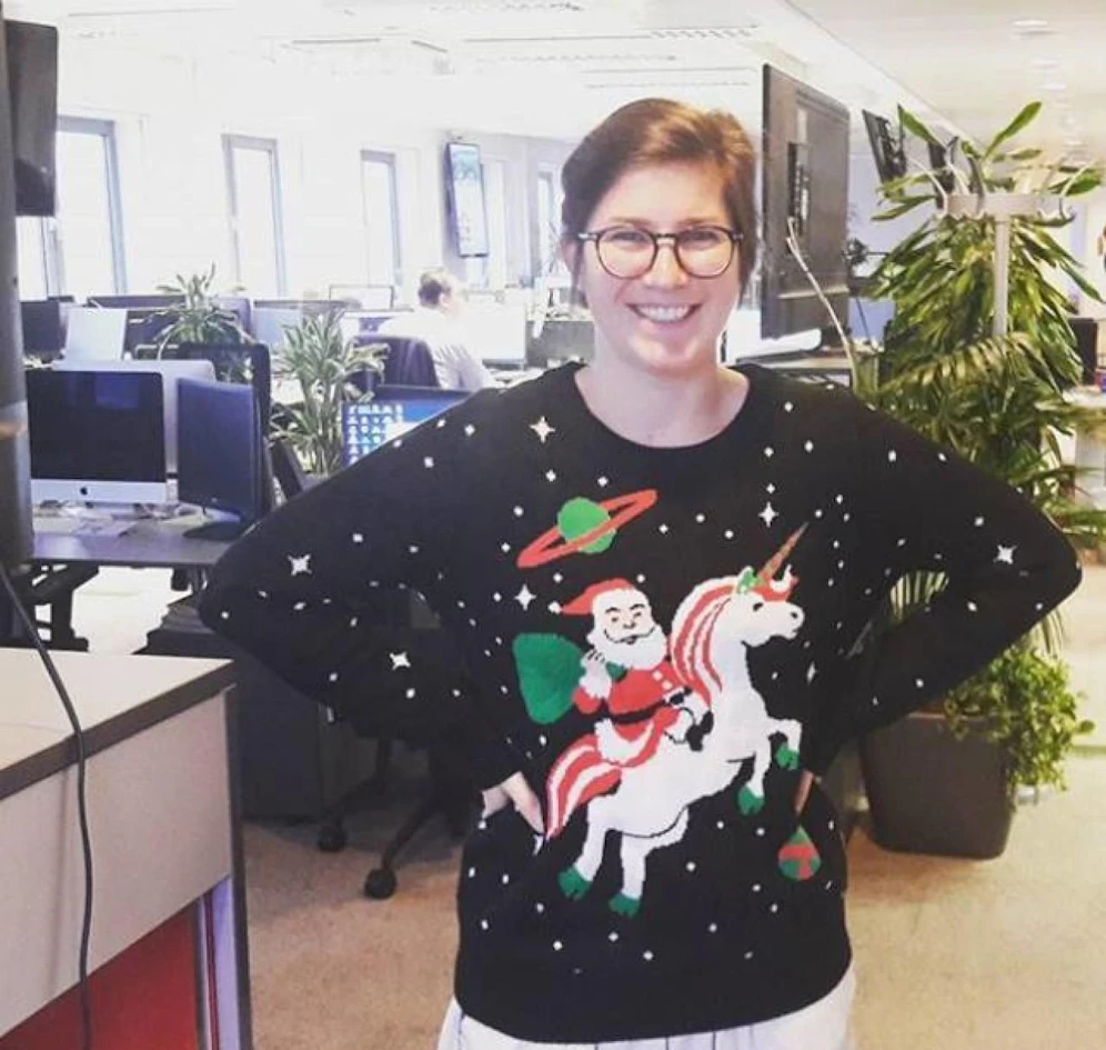 Miriam versprüht schon Weihnachtsstimmung in der "Heute"-Redaktion