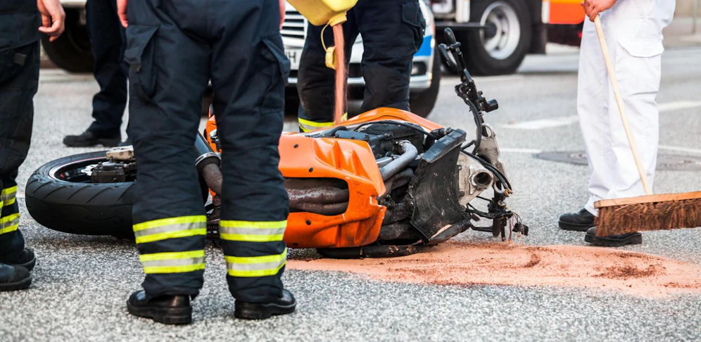 Der Motorradfahrer wurde mit schweren Verletzungen in das Spital gebracht