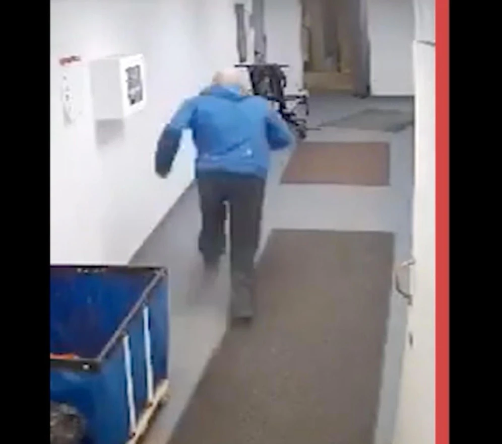 Auf und davon: Der Häftling hat sich von seinen Handschellen befreit und läuft zum Ausgang der Polizeiwache. 