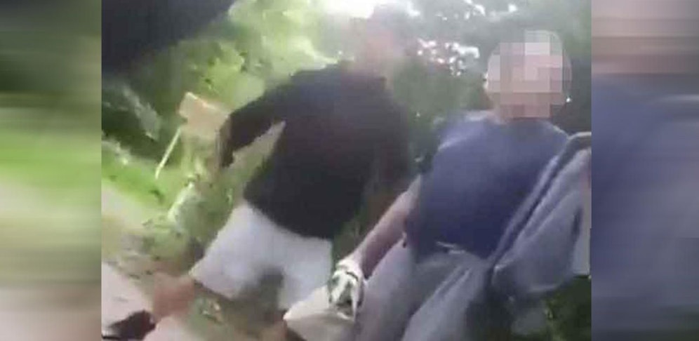 Hier schlagen sie auf den wehrlosen Mann ein.