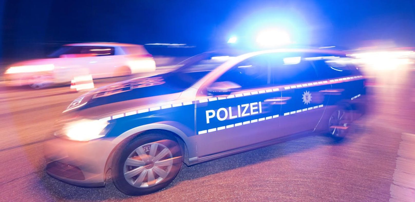 Ein Streifenwagen der deutschen Polizei im Einsatz. Symbolbild