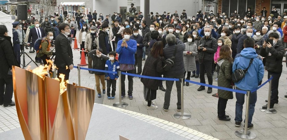 Tausende Japaner strömten zum Olympischen Feuer