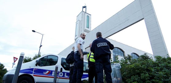 Ein Mann versuchte, mit einem Pkw in eine Menschenmenge vor der Moschee im Pariser Vorort Creteil zu rasen.