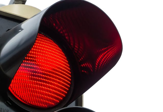 Zuerst ignorierte er eine rote Ampel, dann sah der 41-Jährige rot. (Symbolbild)