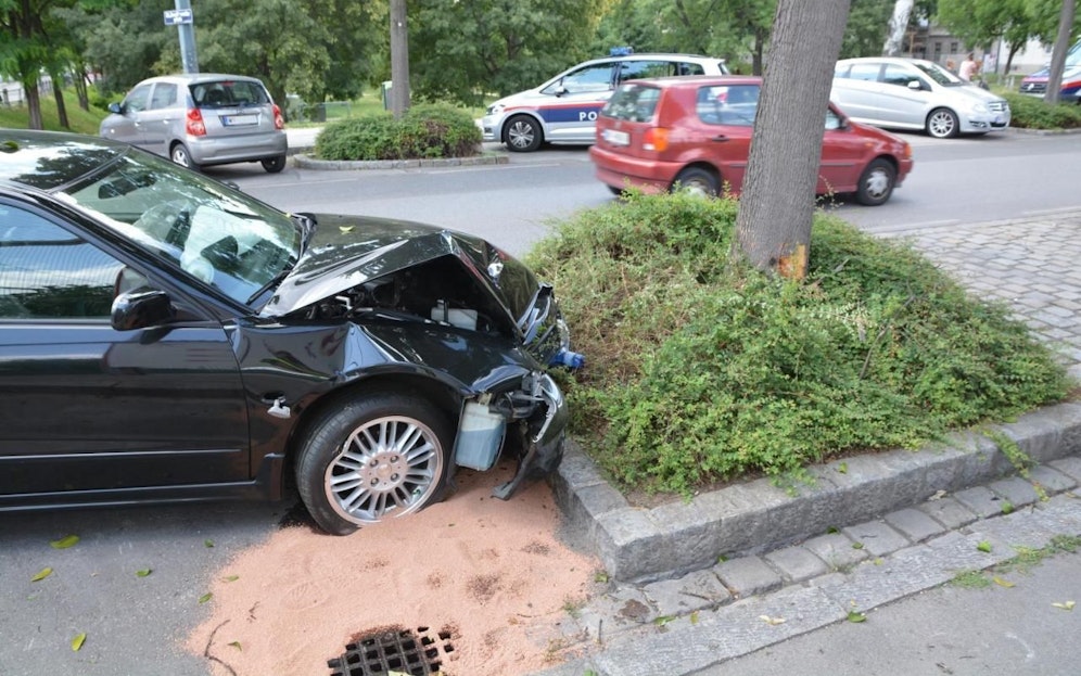 Der Wagen des 87-Jährigen wurde bei dem Crash schwer beschädigt.