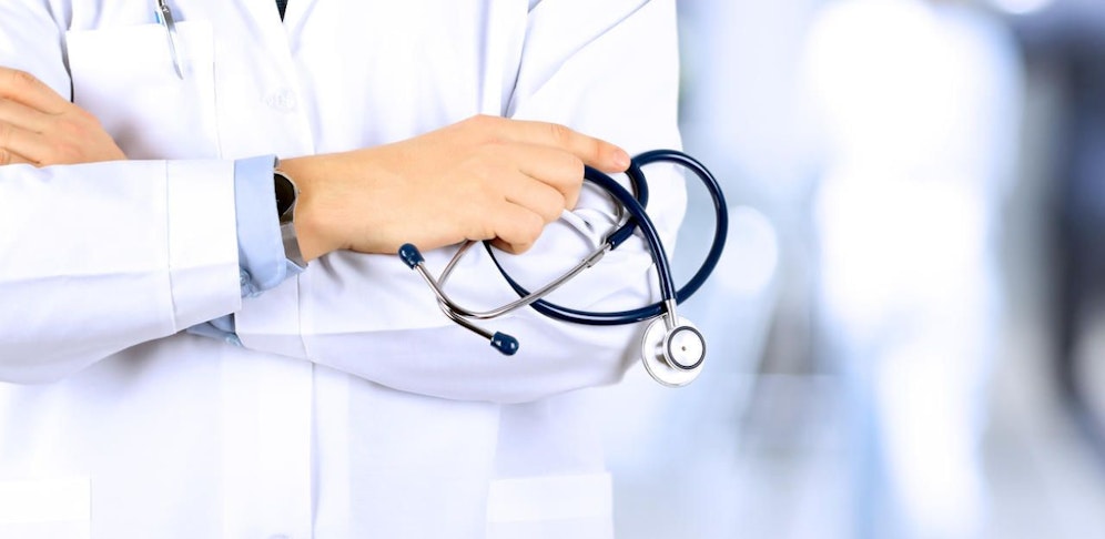 (Symbolbild) Der Arzt soll Geliebten in zehn Fällen heimlich Drogen verabreicht haben.