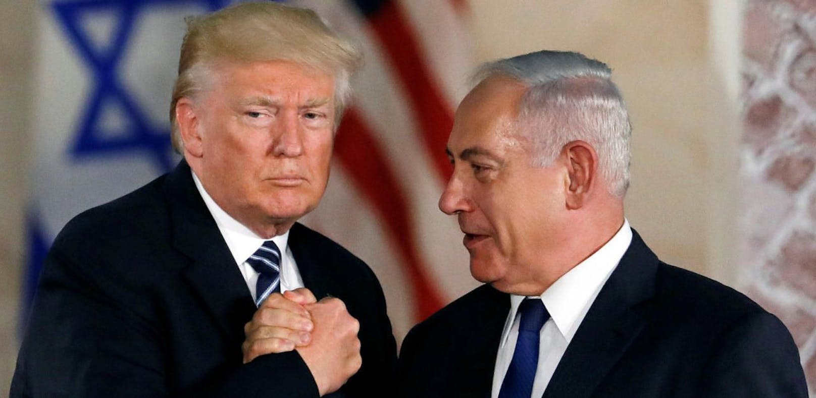 US-Präsident Donald Trump und der israelische Premier Minister Benjamin Netanjahu beim brüderlichen Handschlag im Mai 2017.