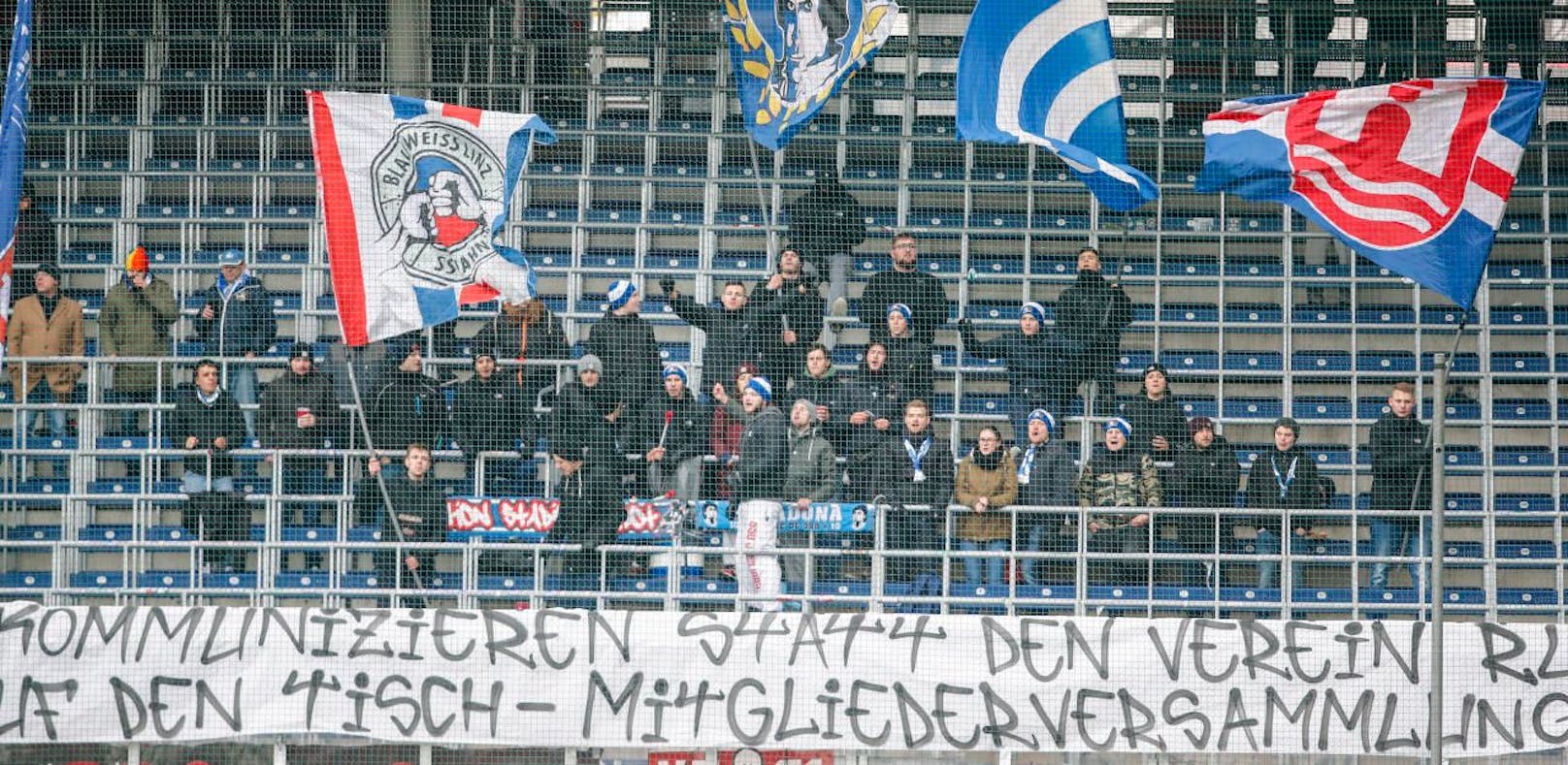 Fans von Blau Weiß Linz beim letzten Match gegen Liefering. Die Mitglieder fordern eine Mitgliederversammlung und Klarheit.