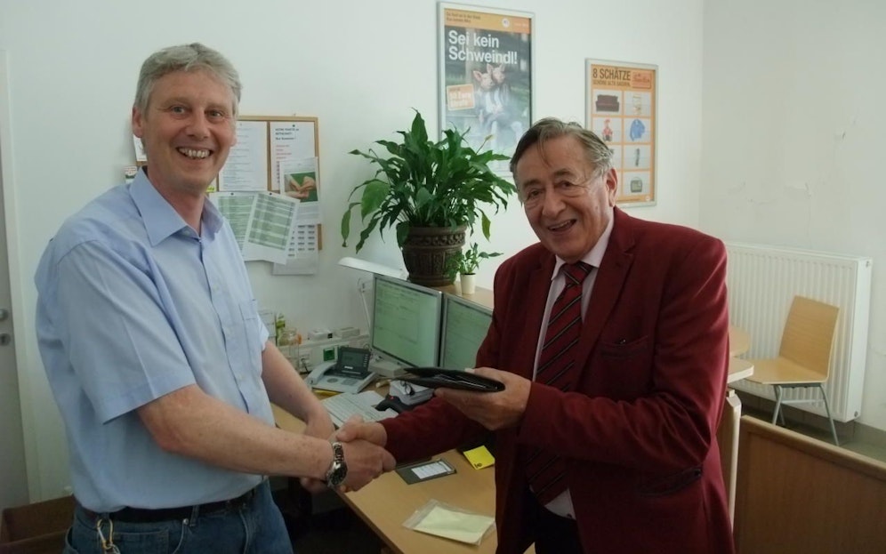 Richard Lugner holt seine Brieftasche bei einem Mitarbeiter der MA 48 ab.