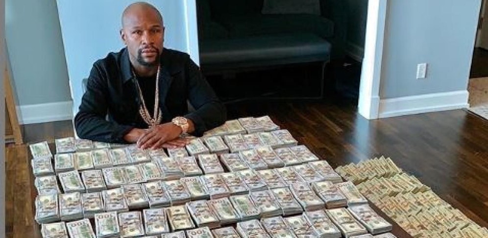 Boxer Floyd Mayweather hat den Tisch gedeckt, schreibt an seine Hater: "Ich bin glücklich, dass ihr alle zwei Jahrzehnte damit verbracht habt, mich zu hassen, anstatt eure eigene Hinterlassenschaft aufzubauen."
