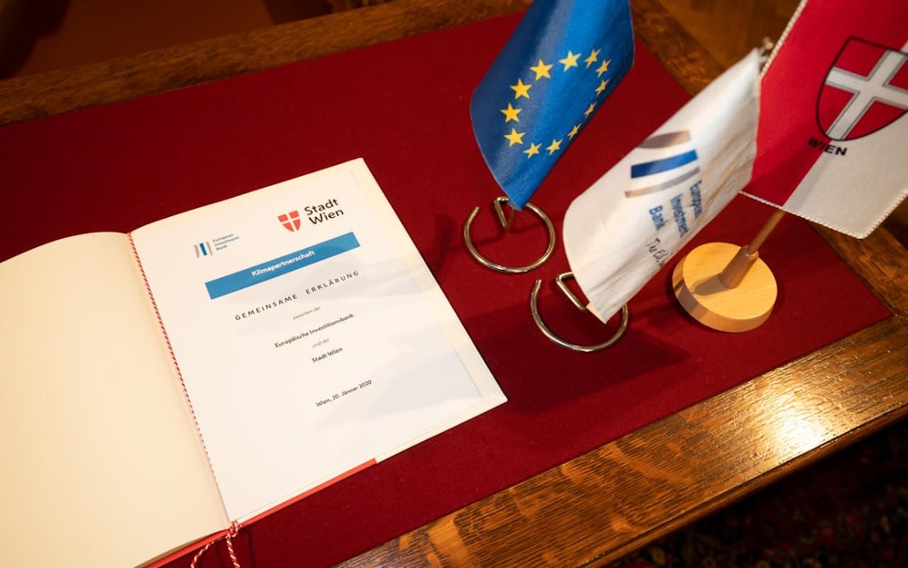 StR Peter HANKE - Vertragsunterzeichnung mit VizeprÃ?sident McDowell