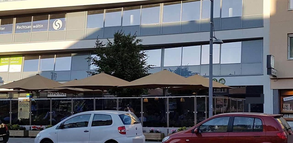 Eissalon Schwechat: Schwangere Chefin mit Besen gegen Kellner