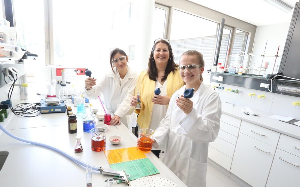 Im vergangenen Jahr besuchten Melisa (13) und Patrycia (14, v.l.n.r. mit Frauenstadträtin Kathrin Gaal) im Rahmen des Töchtertags das Chemielabor der MA39. Heuer muss der Töchtertag wegen der Corona-Pandemie aber abgesagt werden. 
