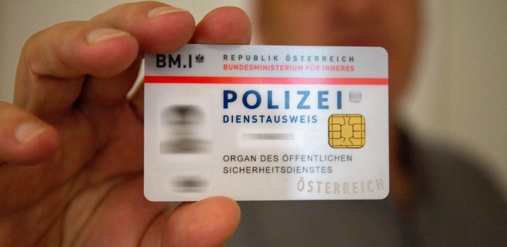 Fordern sie von angeblichen Amtspersonen den Dienstausweis (Der Dienstausweis der Polizei zeigt auf der Vorderseite keinen Namen), rät die echte Polizei.