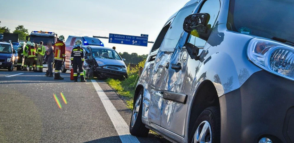 Crash mit vier Wagen. 
