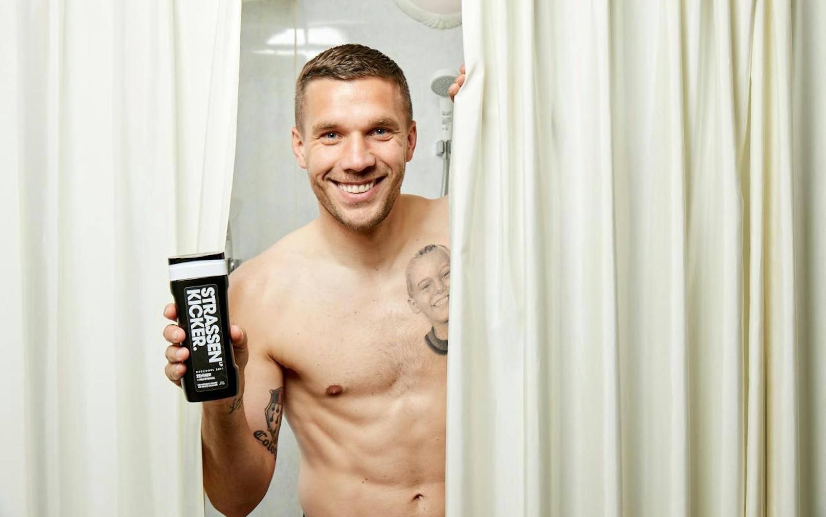 Lukas Podolski mit seinem Duschgel &quot;Straßenkicker&quot;.