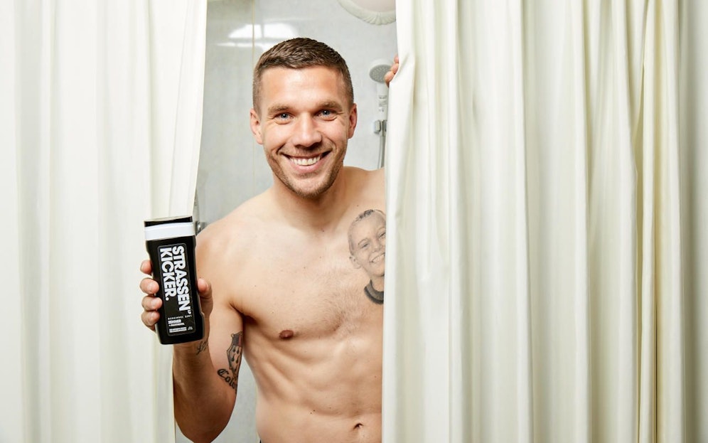 Lukas Podolski mit seinem Duschgel "Straßenkicker".