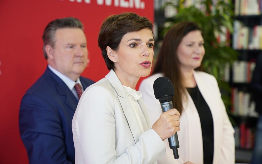 SPÖ Wien geeint hinter SPÖ-Bundesvorsitzenden und Spitzenkandidatin Pamela Rendi-Wagner (v.li: Bürgermeister Michael Ludwig, Pamela Rendi-Wagner und SPÖ Wien-Landesparteisekretärin Barbara Novak).                               