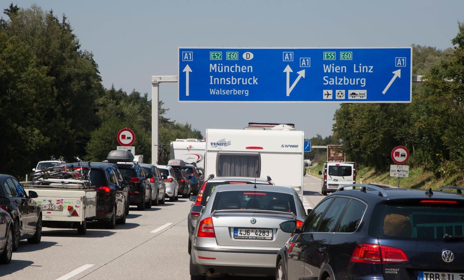 Kilometerlanger Stau aufgrund des Reiseverkehrs im Sommer beim Knoten Salzburg A1 / A10  in Oberösterreich.