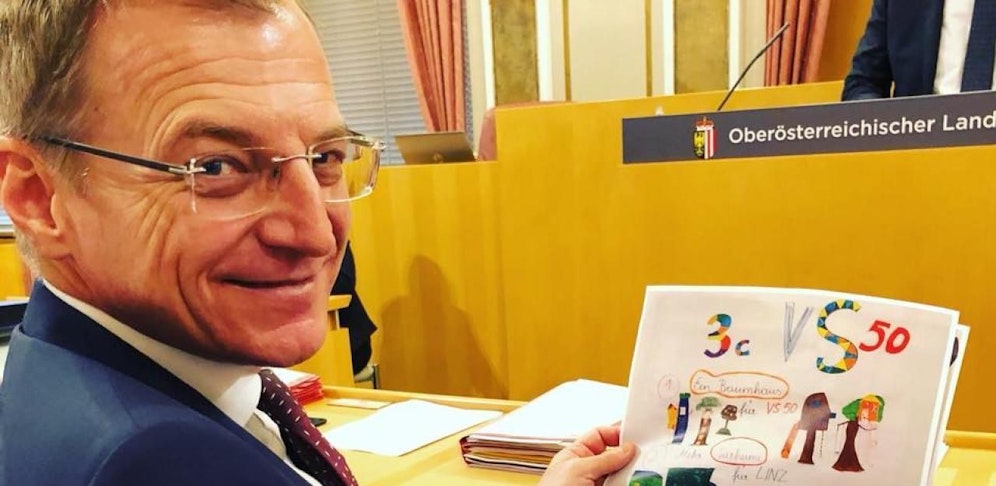 Mit einer Kinderzeichnung will LH Thomas Stelzer die Kritiker überzeugen.