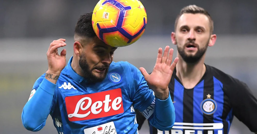 Lorenzo Insigne (l.) im Duell mit Marcelo Brozovic von Inter Mailand.