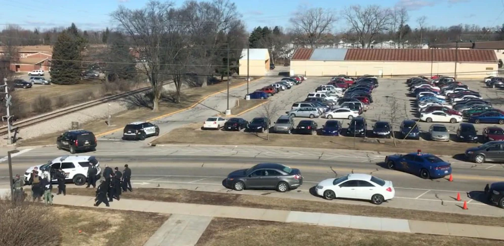Die Tat hatte offenbar familiäre Hintergründe. Ein Sprecher der Universitätspolizei sprach von einem "häuslichen" Streit in einem Wohnbereich des Geländes der Central Michigan University.