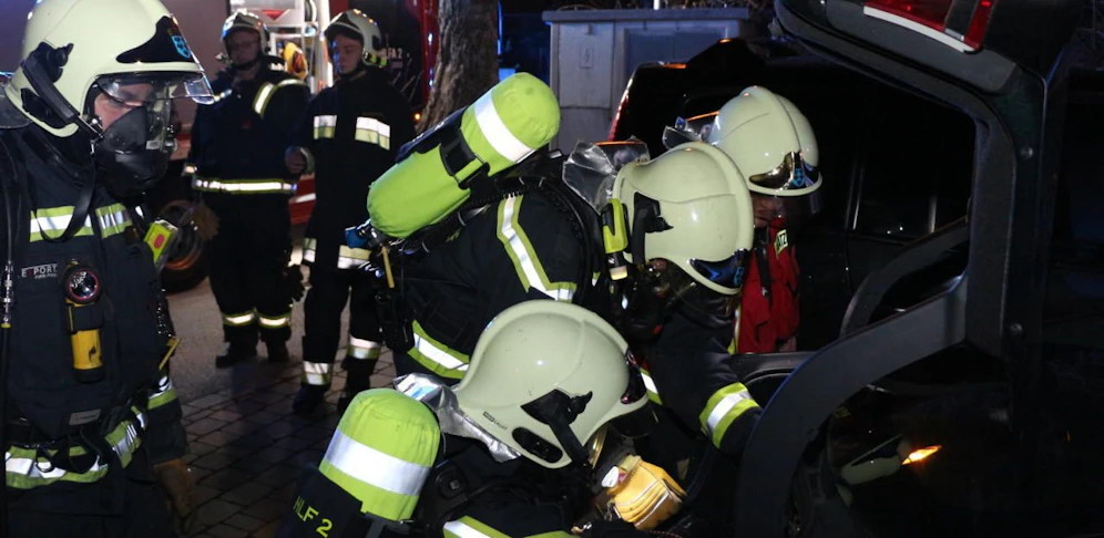 Die Feuerwehr baute die angebrannte Batterie aus.