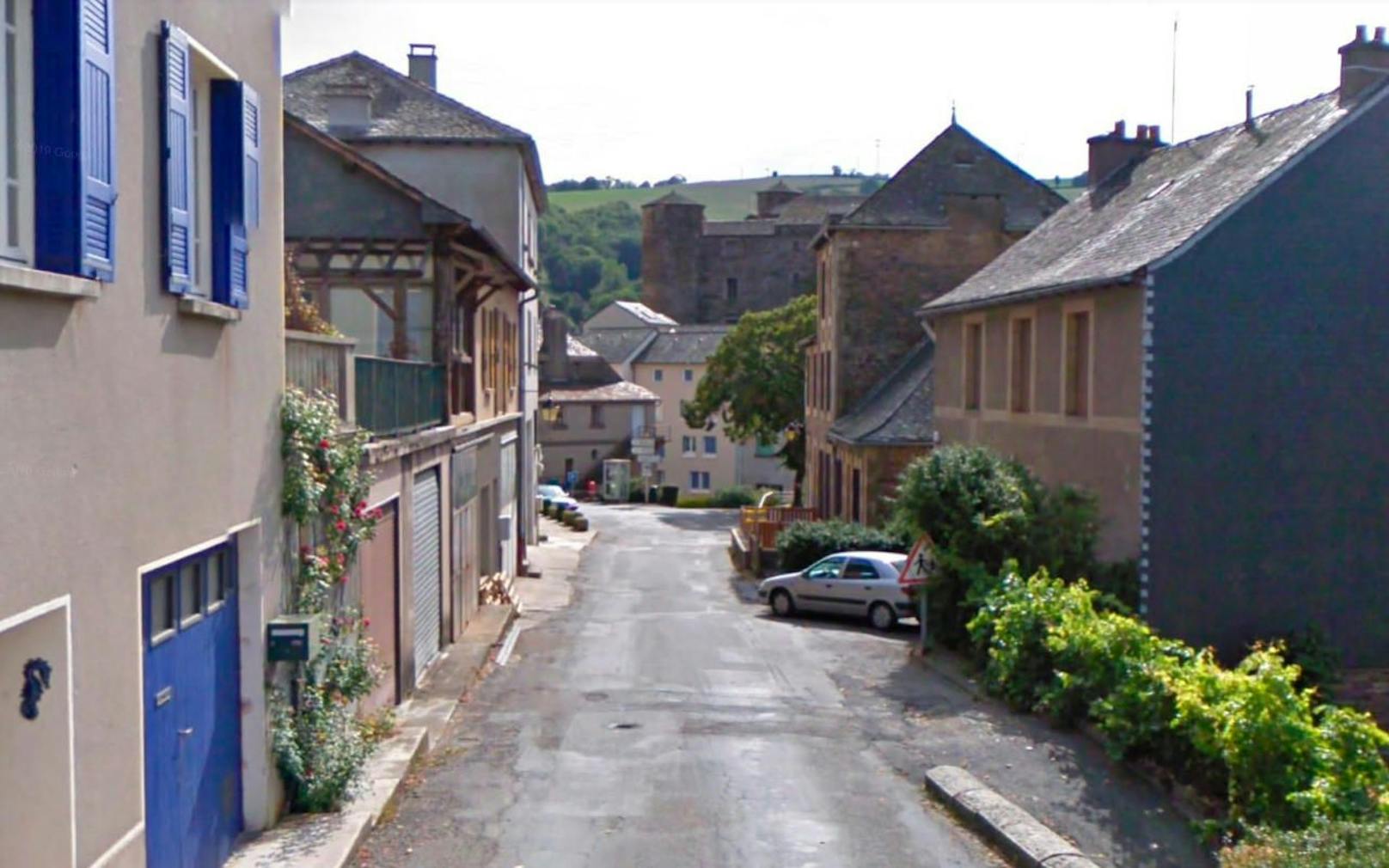 Eine Straße in der französischen 400-Seelen-Gemeinde Coupiac in der Region Okzitanien.