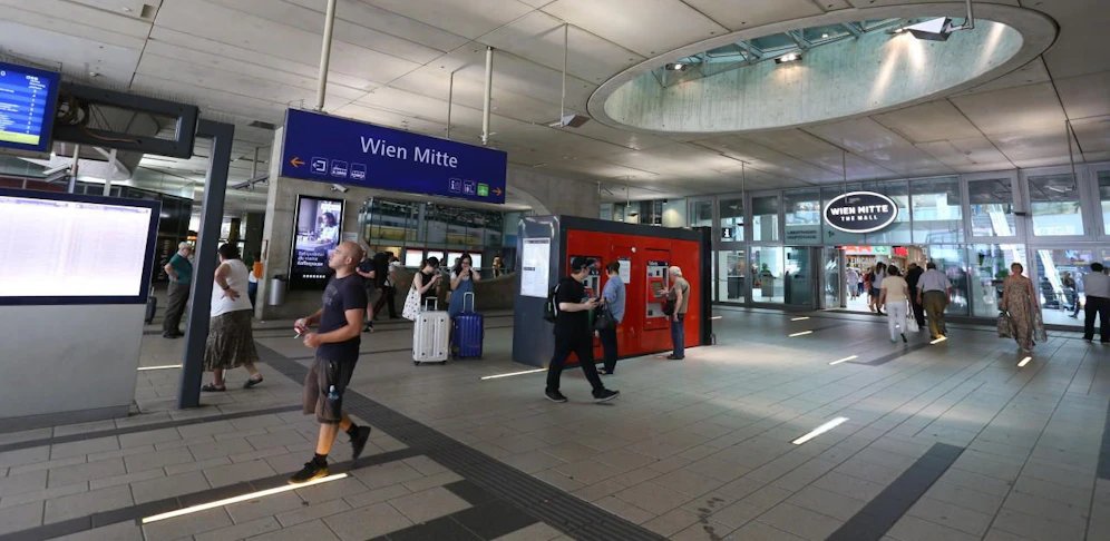 Festnahme am Bahnhof Wien-Mitte. 