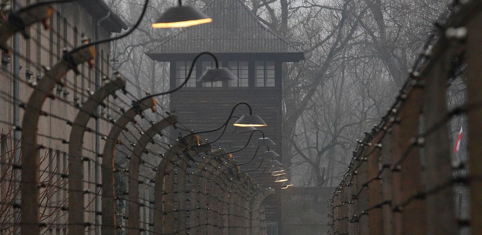 Der Stracheldrahtzaun des ehemaligen NS-Vernichtungslagers Auschwitz in Polen.