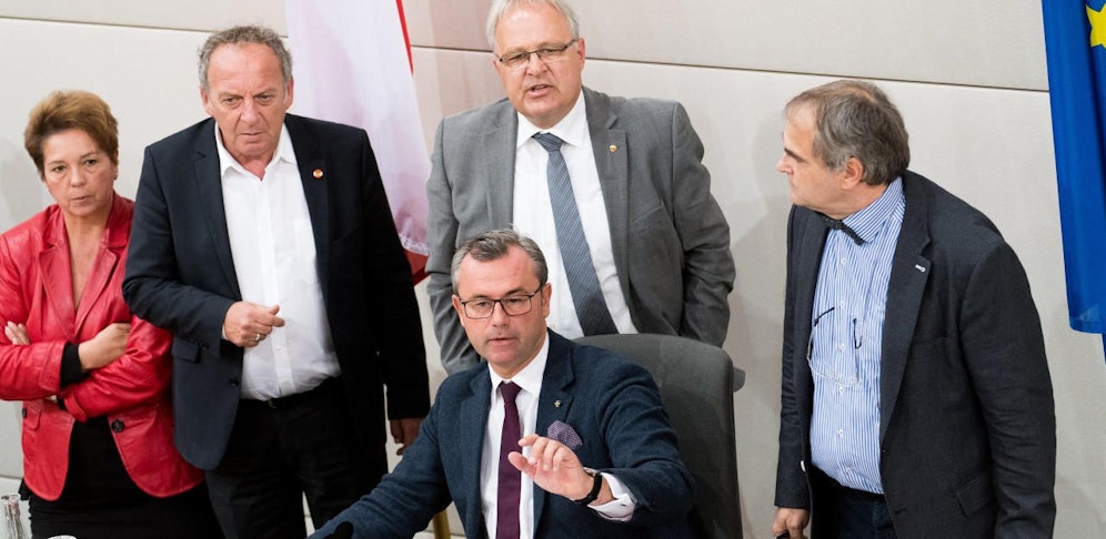 Der dritte Nationalratspräsident, Norbert Hofer, beim Zählen der Stimmen.